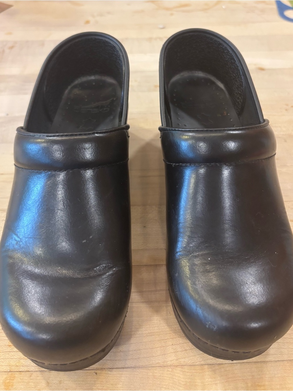 Dansko Professional Black Leather Clogs — Women’s Size 8 CT